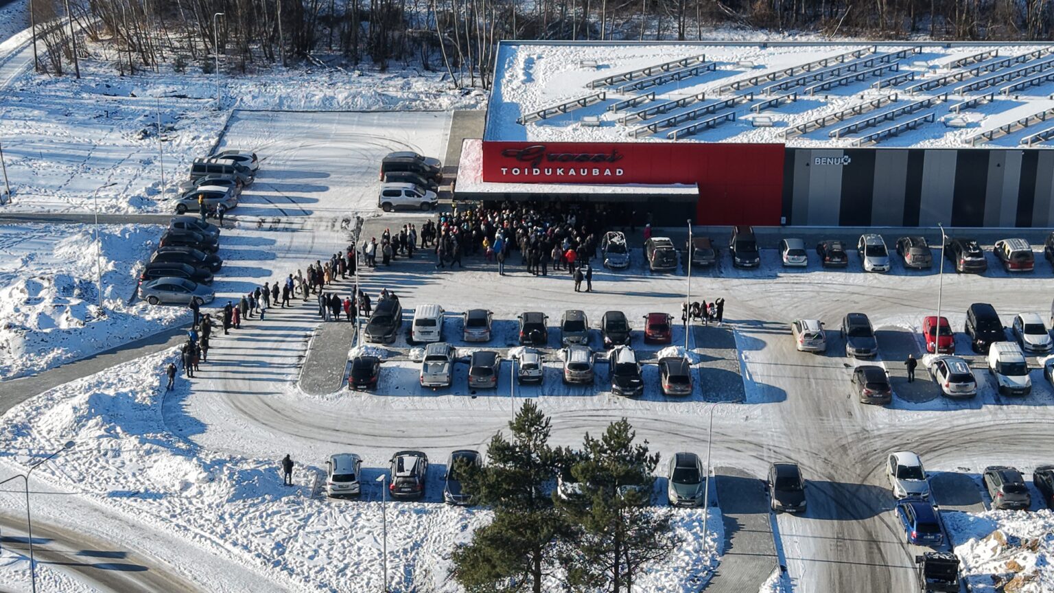 Paikuse kaupluse avamine tõi kohale palju inimesi