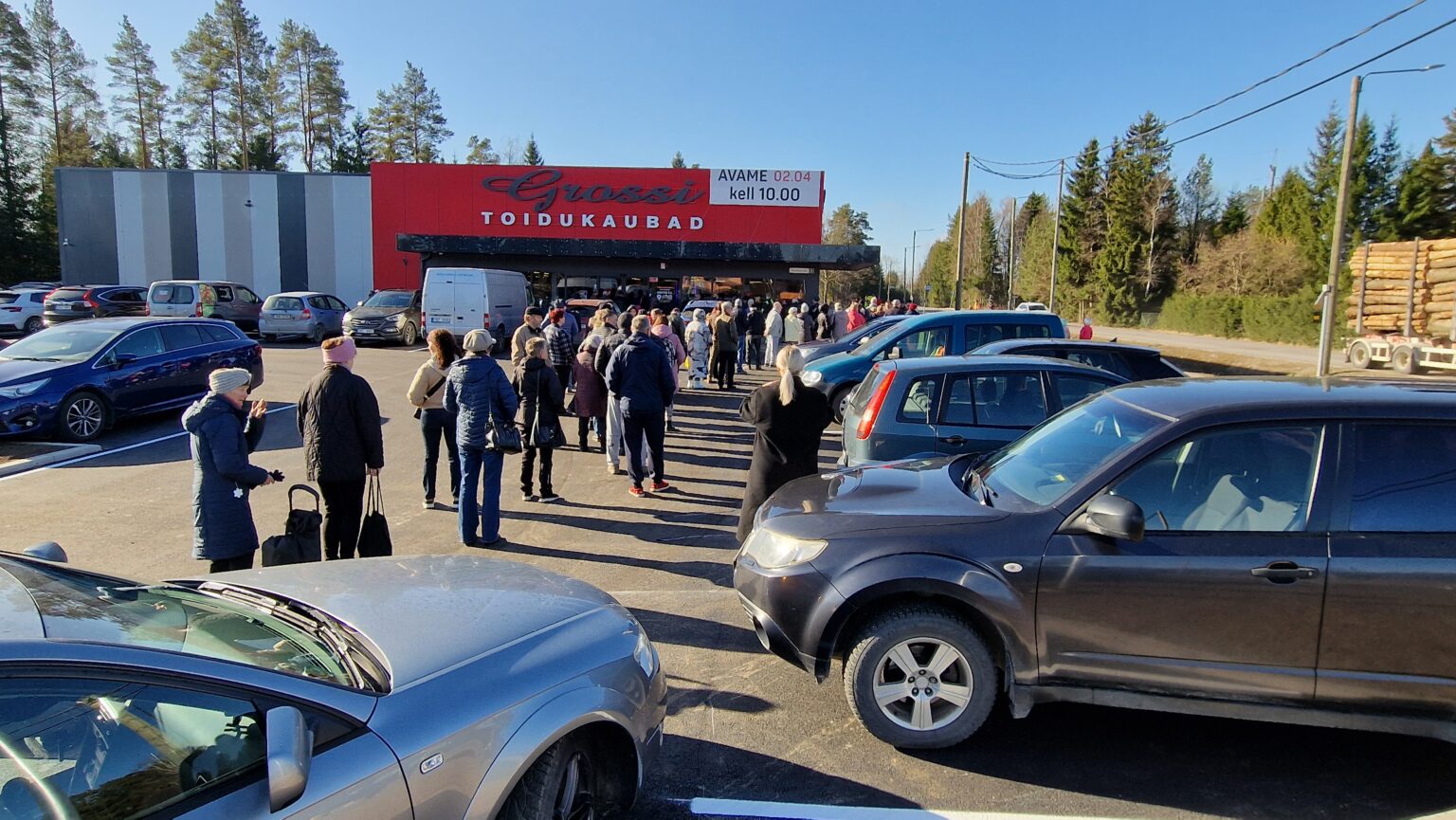 Aespa kaupluse avamine üllatas rahvarohkusega